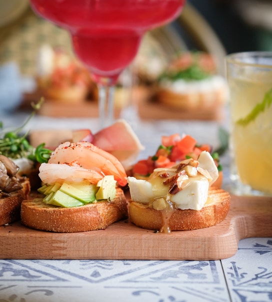 Café Claire: Smag en bid af Barcelona med 6 pintxos og lækre oliven hos topkok på Østerbros hyggeligste café