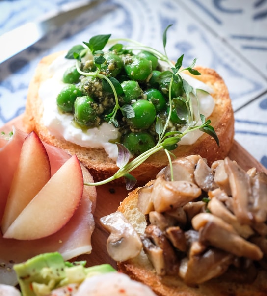 Café Claire: Smag en bid af Barcelona med 6 pintxos og lækre oliven hos topkok på Østerbros hyggeligste café