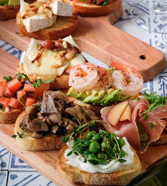 Café Claire: Smag en bid af Barcelona med 6 pintxos og lækre oliven hos topkok på Østerbros hyggeligste café