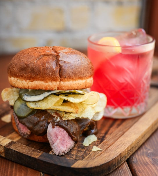 Topanmeldte BOBS: Spar 53 % på valgfri steak burger inkl. valgfri drikkevare - også take away!