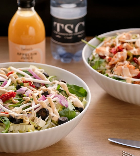 NYHED: Spar 56 % på topanmeldt salat el. pasta inkl. Sodavand