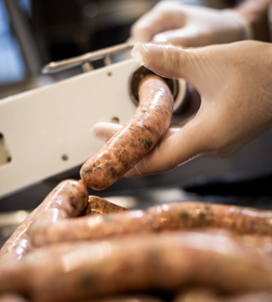 Opgrader julebordet med de saftige Andepølser fra Slagter Friis | Spar 30%