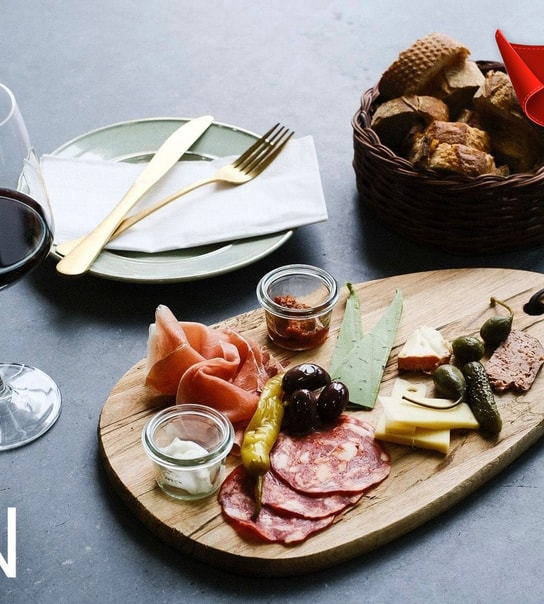 Tapasbræt for 2 og 1 flaske vin hos BARe VIN