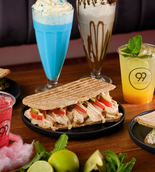 NYHED: Valgfri Sandwich & Juice/Shake | hos Ninetnine(99)