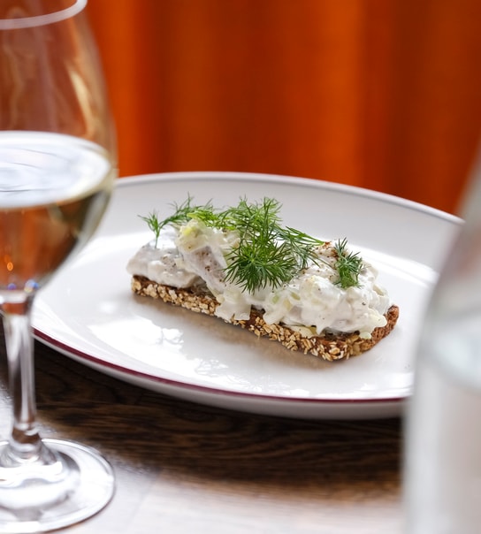 NYHED: EWALDS Brasserie byder på 2 stk. valgfri Smørrebrød | Midt på Frederiksberg 