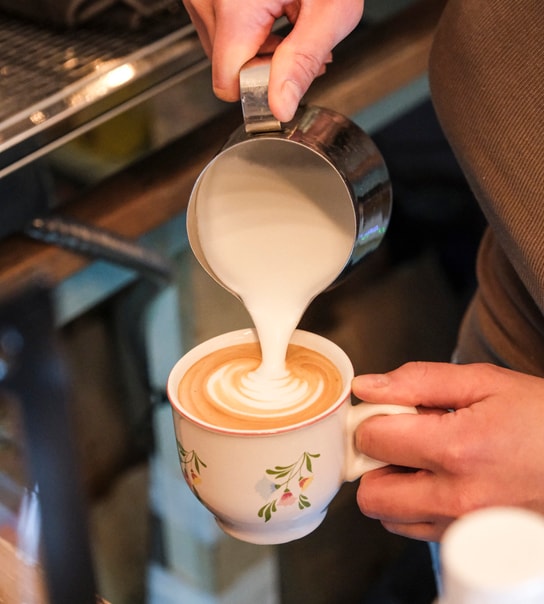 Dagens Kage & valgfri varm drik hos Nonna Café - Indre By