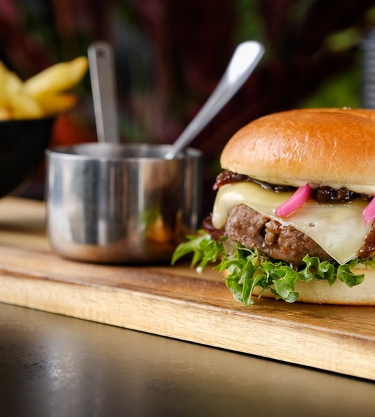 Burger + fritter hos Cocorico på Østerbro | Spar 46 %