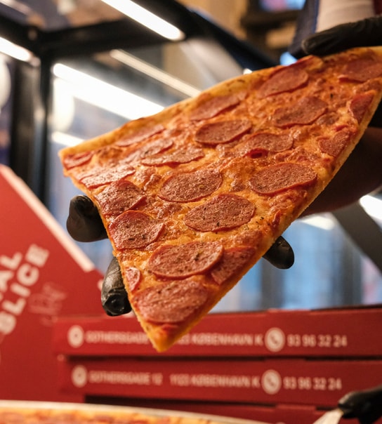 Spar op til 50 %: Kæmpe Pizza & Slices
