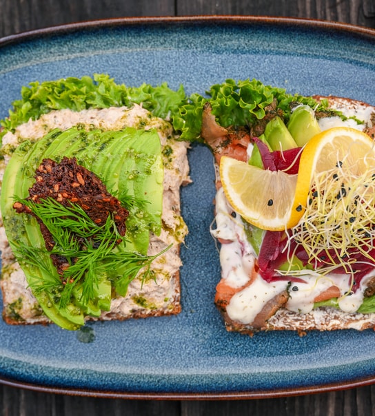 ½ pris: 2 stk. valgfri højbelagt smørrebrød