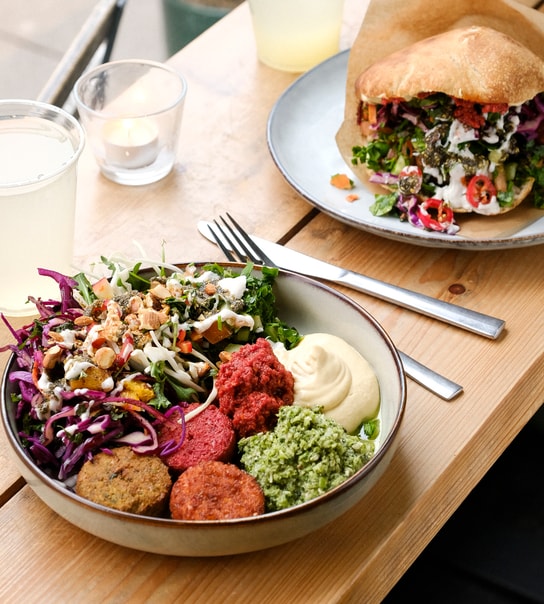 Vælg selv 2 Pita eller Saladbowl hos Falafel Factory på Nørrebrogade - Prøv Landets Bedste Falafel