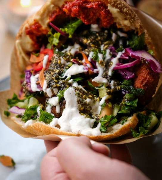 Vælg selv 2 Pita eller Saladbowl hos Falafel Factory på Nørrebrogade - Prøv Landets Bedste Falafel