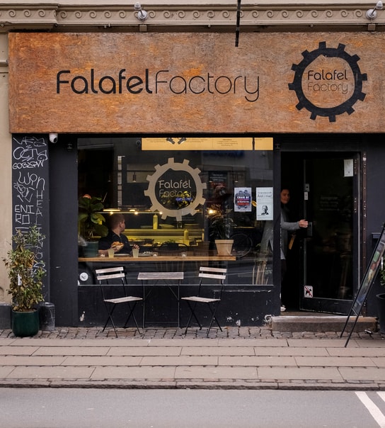 Vælg selv 2 Pita eller Saladbowl hos Falafel Factory på Nørrebrogade - Prøv Landets Bedste Falafel