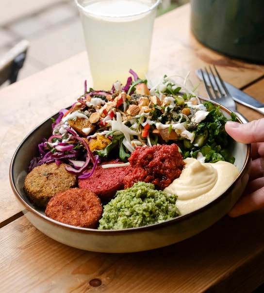 Vælg selv 2 Pita eller Saladbowl hos Falafel Factory på Nørrebrogade - Prøv Landets Bedste Falafel