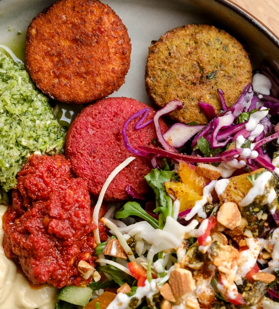 Vælg selv 2 Pita eller Saladbowl hos Falafel Factory på Nørrebrogade - Prøv Landets Bedste Falafel
