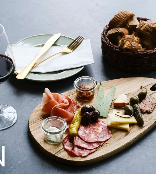 Tapasbræt og 1 glas vin hos BARe VIN