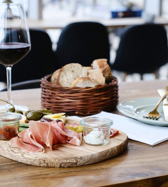 Tapasbræt og 1 glas vin hos BARe VIN