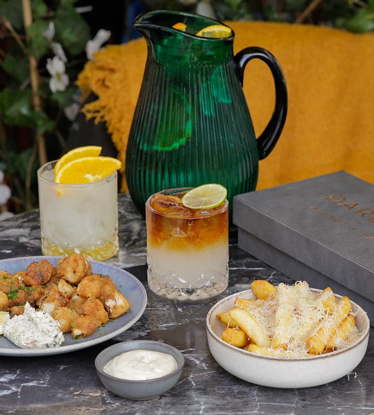 Valgfri Pitcher + Snacks hos Darling Bistro & Bar | Den Perfekte Sommerdeal