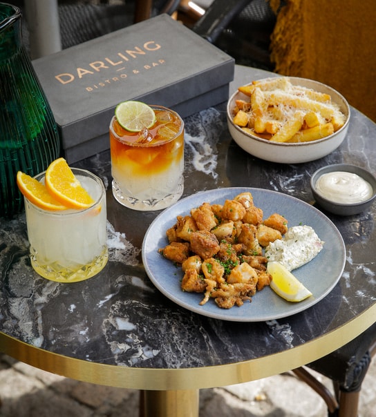 Valgfri Pitcher + Snacks hos Darling Bistro & Bar | Den Perfekte Sommerdeal