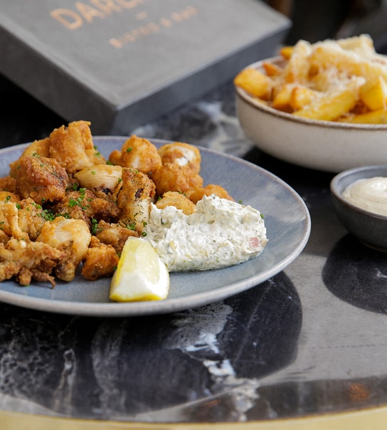 Valgfri Pitcher + Snacks hos Darling Bistro & Bar | Den Perfekte Sommerdeal