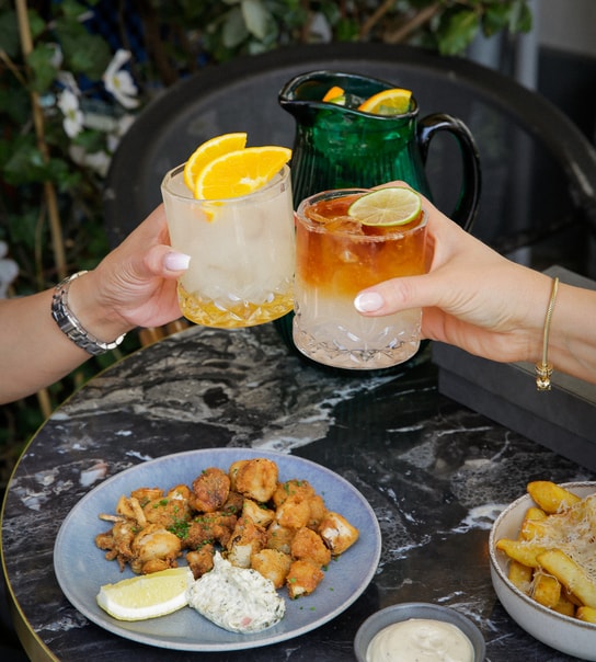 Valgfri Pitcher + Snacks hos Darling Bistro & Bar | Den Perfekte Sommerdeal
