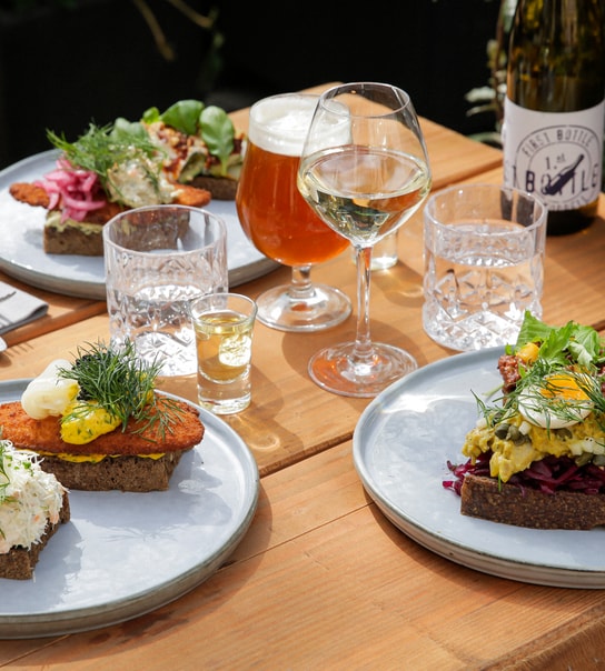 2 stk. Valgfri Smørrebrød hos Darling Bistro & Bar | En Sommerfrokost Uden Lige