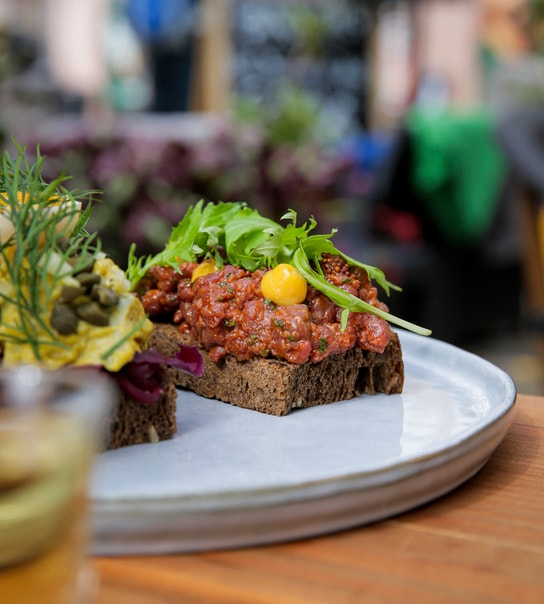 2 stk. Valgfri Smørrebrød hos Darling Bistro & Bar | En Sommerfrokost Uden Lige