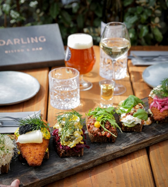 2 stk. Valgfri Smørrebrød hos Darling Bistro & Bar | En Sommerfrokost Uden Lige