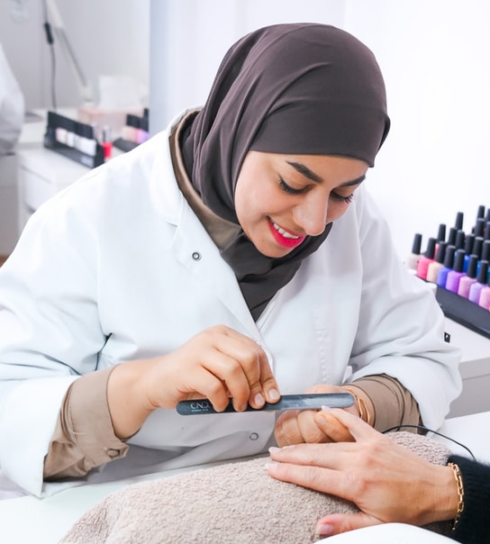 Mani- eller pedicure med CND Shellac 