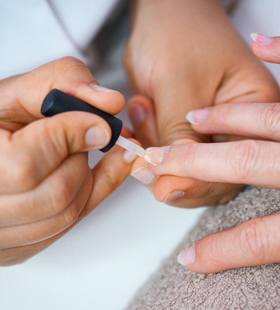 Mani- eller pedicure med CND Shellac 