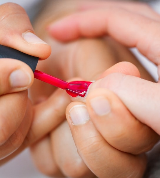 Mani- eller pedicure med CND Shellac 