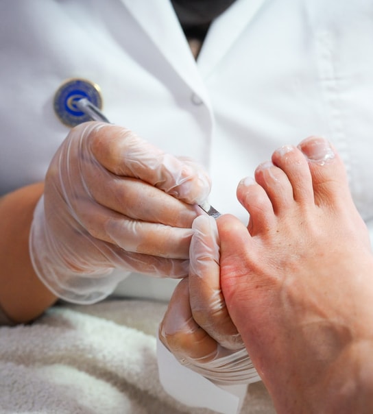 Mani- eller pedicure med CND Shellac 