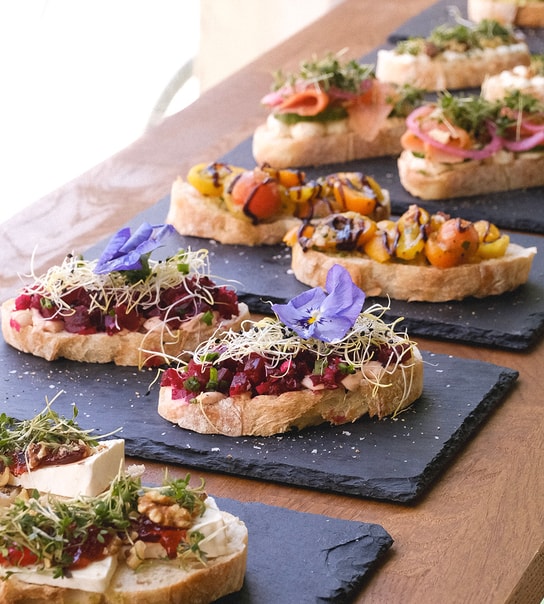 2 Bruschetta + Kaffe - Buna & Co