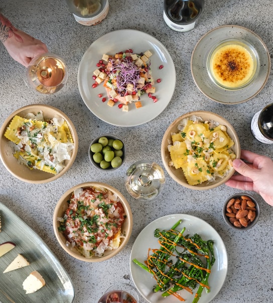 Valgfri menu på 4 serveringer hos Vinøs - Besøg den hyggelige Vinbar på Amager