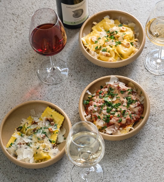 Valgfri menu på 4 serveringer hos Vinøs - Besøg den hyggelige Vinbar på Amager