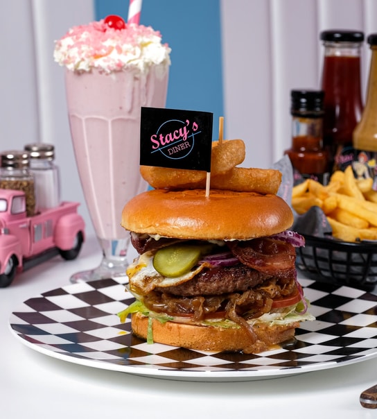 Greasy Burgermenu hos Landets Mest Gennemførte Diner på Trianglen