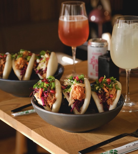 Bao Buns & valgfri drik hos Poké & Sons - Asiatisk velsmag og nordiske råvarer