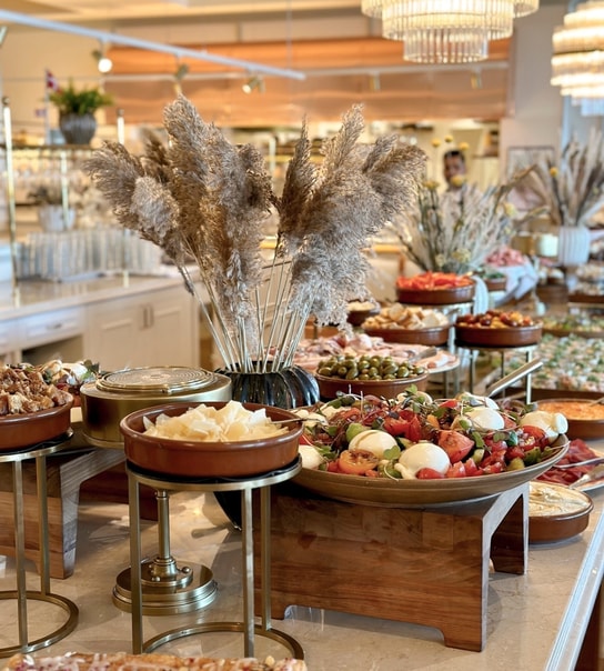 Luksuriøs brunchbuffet og Pool Club på Marienlyst Strandhotel