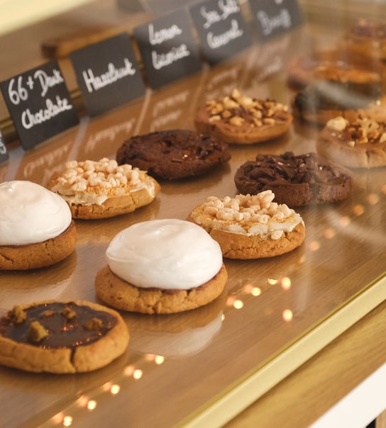 Vælg Selv 2 Cookies Hos Cookie Crush På Vesterbrogade - Fyldt Med Karakter & Krumme