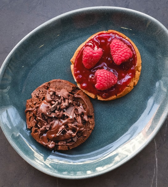 Vælg Selv 2 Cookies Hos Cookie Crush På Vesterbrogade - Fyldt Med Karakter & Krumme