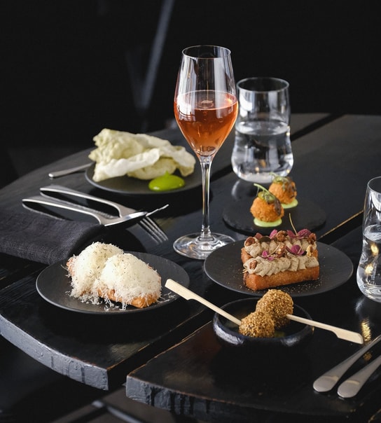 8 Serveringer hos Restaurant Rebel - Anbefalet i Michelin-guiden på 12. år