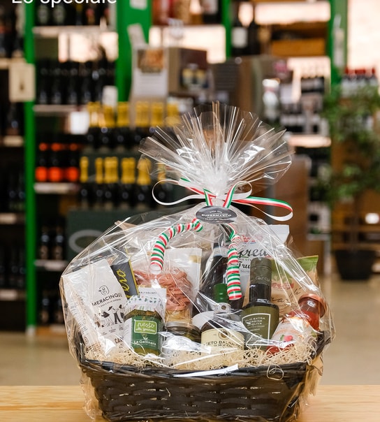 Gavekurve Med Specialiteter Fra Supermarco