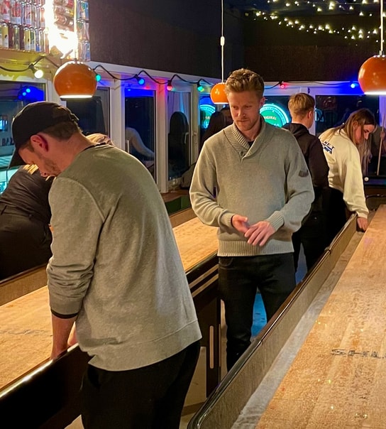 Shuffleboard + Valgfri Øl/Vin & Snacks