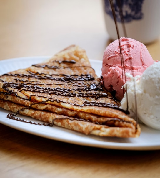 Hjemmelavet Crêpe + Valgfri Varm Drik hos Peter Beier Chokolade