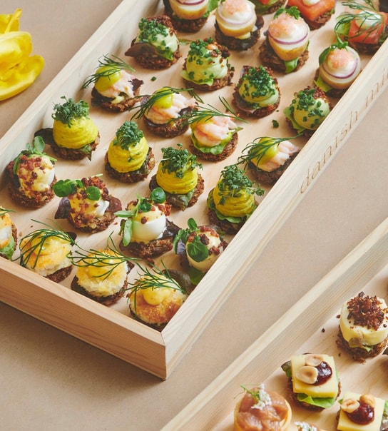 16 Mini-Smørrebrød fra Danish Minies - Smag Alle Dine Favoritter i Et Måltid