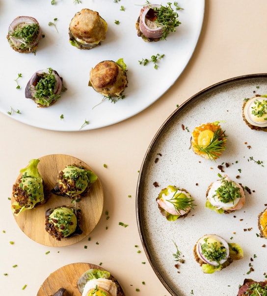 16 Mini-Smørrebrød fra Danish Minies - Smag Alle Dine Favoritter i Et Måltid