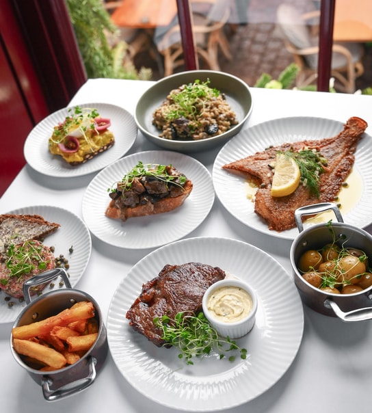 Valgfri Forret & Hovedret + Husets Vin -  Cap Horn i Hjertet af Nyhavn