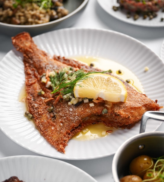 Valgfri Forret & Hovedret + Husets Vin -  Cap Horn i Hjertet af Nyhavn