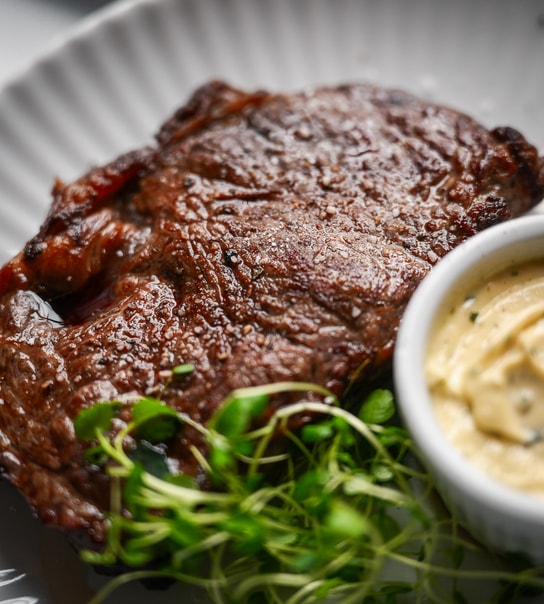 Valgfri Forret & Hovedret + Husets Vin -  Cap Horn i Hjertet af Nyhavn