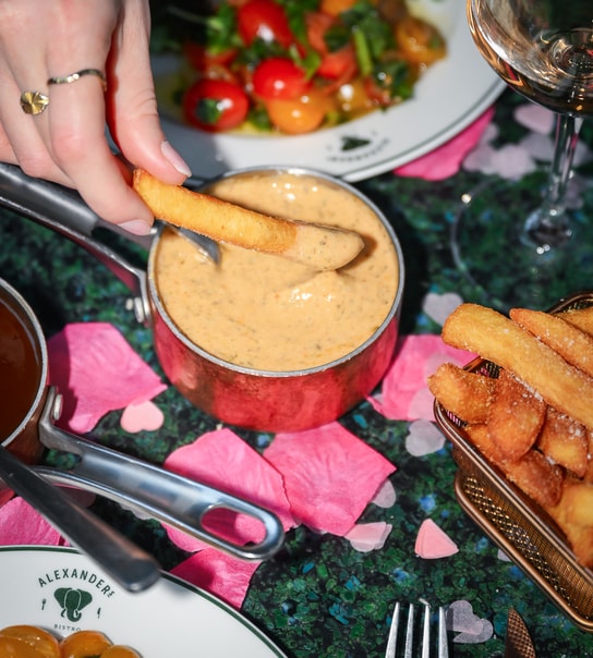 Galentines Day @ Alexanders Bistro - Hvem Skal Du Fejre Venskabet Med?