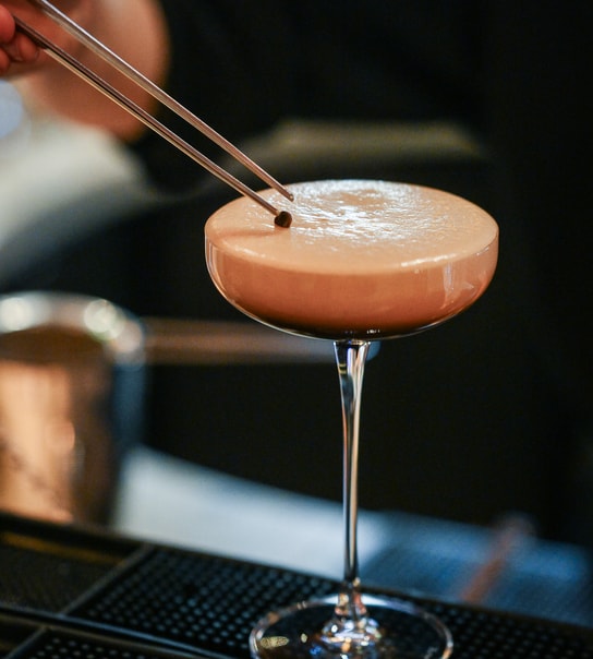 2 Valgfri Cocktails Hos Skjult Bar i Indre By - Oplev Josephine's i Studiestræde